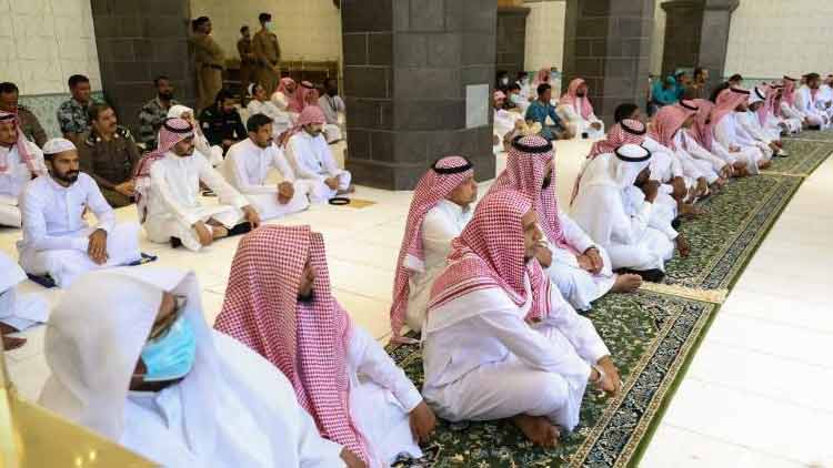 നിയന്ത്രണങ്ങൾക്കിടയിലും ഭക്തിസാന്ദ്രമായി ഹറമുകളിൽ റമദാനിലെ ആദ്യ ജുമുഅ