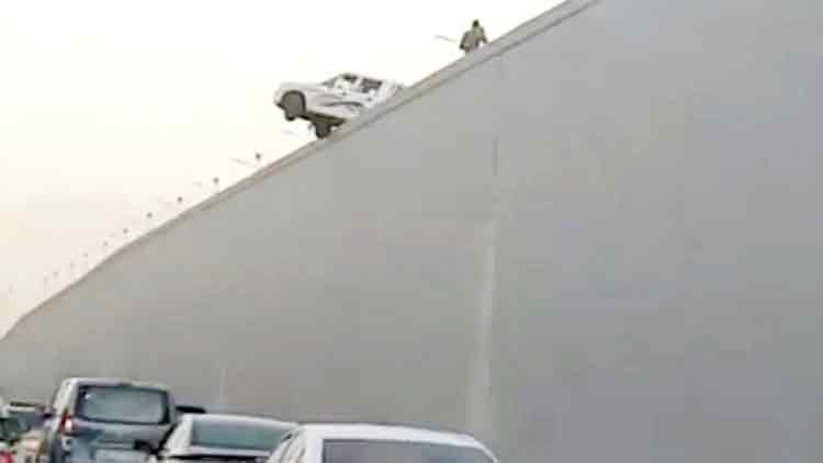 അ​പ​ക​ട​ത്തി​ൽ​നി​ന്ന്​ ഡ്രൈ​വ​ർ അ​ത്ഭു​ത​ക​ര​മാ​യി ര​ക്ഷ​പ്പെ​ട്ടു