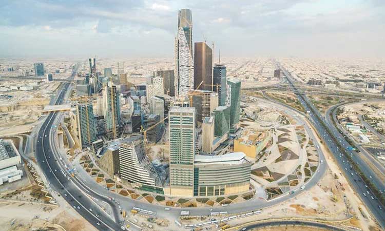 മൂന്നുവർഷത്തിലേറെയായി ശമ്പളവും ആനുകൂല്യങ്ങളും ലഭിക്കാതെ പിതാവും മകനും ദുരിതത്തിൽ