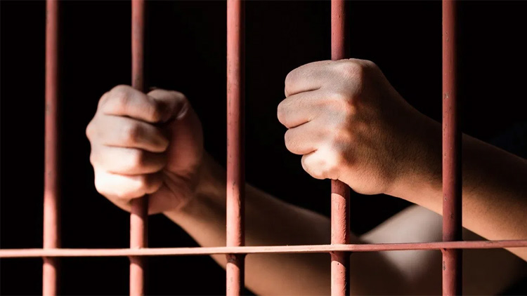 വിദ്യാർഥികളെക്കൊണ്ട്​ സ്​കൂൾ നിലം തുടപ്പിക്കുന്നതി​െൻറ ചിത്രമെടുത്ത മാധ്യമപ്രവർത്തകൻ അറസ്​റ്റിൽ