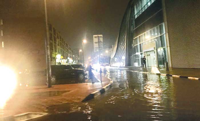 ന​ന​ഞ്ഞു കു​തി​ർ​ന്ന്​ യു.​എ.​ഇ