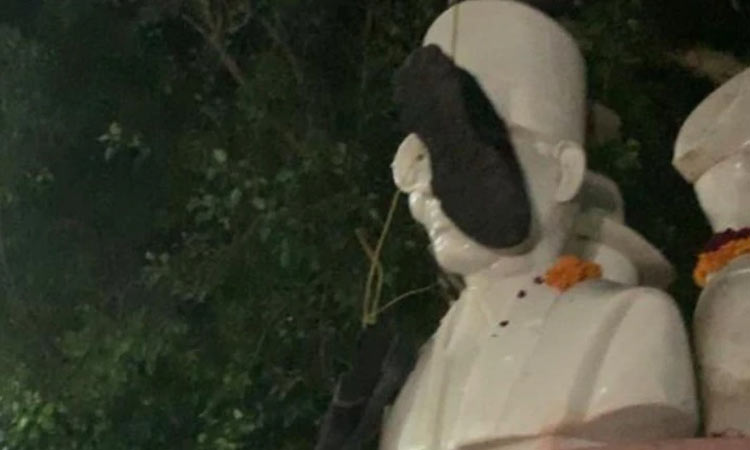 ഡൽഹി സർവകലാശാലയിലെ സവർക്കർ പ്രതിമക്ക് ചെരുപ്പ് മാല ഡൽഹി സർവകലാശാലയിലെ സവർക്കർ പ്രതിമക്ക് ചെരുപ്പ് മാല