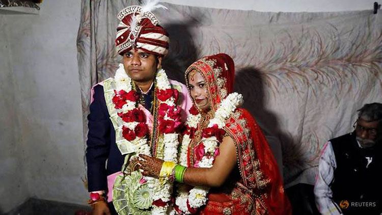 എന്നെ സംരക്ഷിക്കുന്നത്​ മുസ്​ലിം സഹോദരങ്ങൾ; വിവാഹവേഷത്തിൽ സാവിത്രി പറയുന്നു