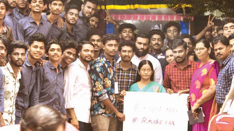 ദേശീയ ചലച്ചിത്ര പുരസ്​കാര ചടങ്ങ്​ നിശ്ചയിച്ച ദിവസം പ്രതിഷേധത്തിൽ പങ്കെടുത്ത് നടി സാവിത്രി