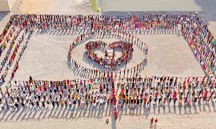 സ്നേ​ഹ- സ​ന്ദേ​ശ​മു​യ​ര്‍ത്തി റാ​ക് സ്കോ​ളേ​ഴ്സ് ‘സ​ഹി​ഷ്ണു​ത മ​തി​ല്‍’