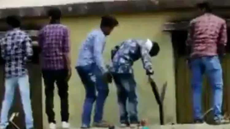 പരീക്ഷക്ക്​ കോപ്പി കൈമാറാൻ മതിൽചാടിക്കടന്ന്​ യുവാക്കൾ -video