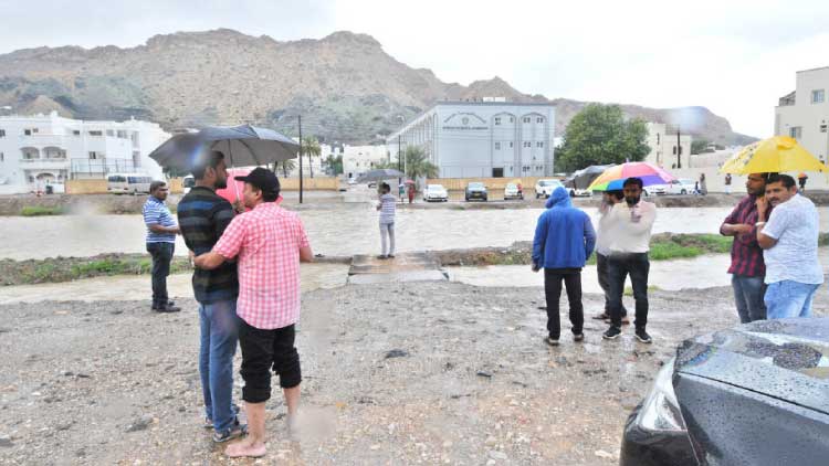 അവധി പ്രഖ്യാപിച്ചില്ല; സ്​കൂൾ വിദ്യാർഥികൾക്ക്​ ദുരിതം