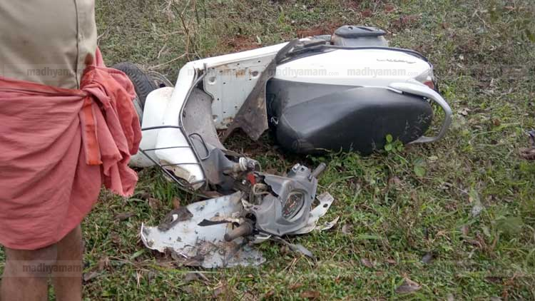 കുറുവാ ദ്വീപിൽ സ്കൂട്ടറിൽ സഞ്ചരിച്ച യുവതിക്ക് കാട്ടാന ആക്രമണം കുറുവാ ദ്വീപിൽ സ്കൂട്ടറിൽ സഞ്ചരിച്ച യുവതിക്ക് കാട്ടാന ആക്രമണം