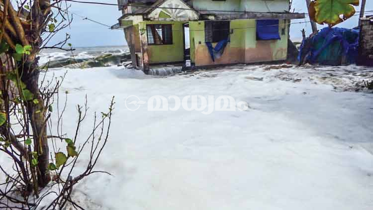 തീ​ര​ത്ത് ഭീ​തി വി​ത​ച്ച് ക​ട​ലേ​റ്റം