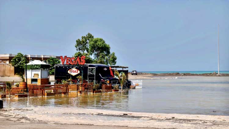 ക​ട​ലാ​ക്ര​മ​ണം : ക​ൽ​ബ, ഫു​ജൈ​റ തീ​ര​റോ​ഡു​ക​ൾ അ​ട​ച്ചു