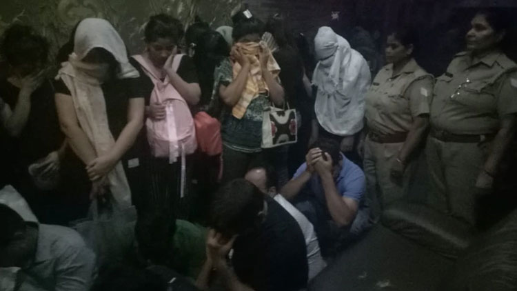 യു.പിയിലെ സ്പാകളിൽ റെയ്ഡ്; പെൺവാണിഭത്തിന് 35 പേർ പിടിയിൽ