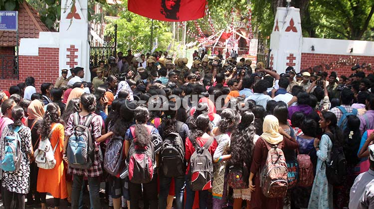 എ​സ്.​എ​ഫ്.​ഐ യൂനിറ്റ് ഭാരവാഹികളുടെ മുറിയില്‍ ആയുധശേഖരം