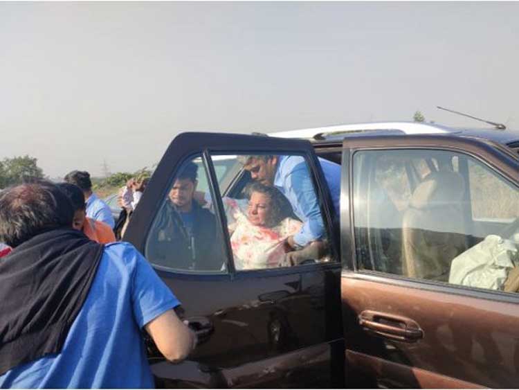 കാർ ട്രക്കിന്​ പിന്നിലിടിച്ച്​ ശബാന ആസ്​മിക്ക്​ പരിക്ക്​