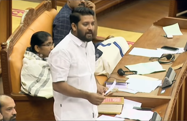 ഷൂ നക്കിയ സവർക്കറെ പിൻപറ്റുന്നവർ രാജ്യസ്നേഹം പഠിപ്പിക്കരുത് -ഷാഫി പറമ്പിൽ