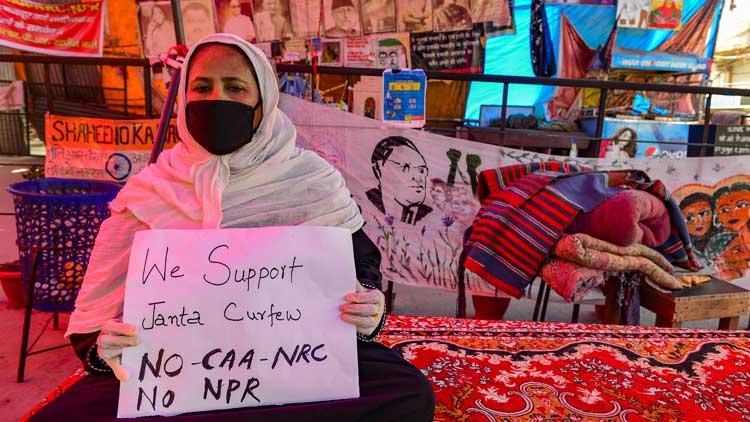 ശാഹീന്‍ബാഗിലും ജാമിഅയിലും പെട്രോൾ ബോംബേറ്