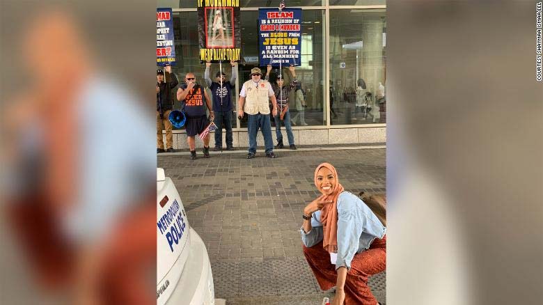 ഇ​സ്​​ലാം​വി​രു​ദ്ധ പ്ര​ക​ട​ന​ത്തി​നു മു​ന്നി​ൽ ത​ട്ട​മി​ട്ട യു​വ​തി​: ഫോ​േ​ട്ടാ യു.​എ​സി​ൽ വൈ​റ​ൽ