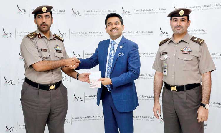 ഡോ. ​ഷം​ഷീ​ർ വ​യ​ലി​ലി​ന്​ യു.​എ.​ഇ ഗോ​ൾ​ഡ്​ കാ​ർ​ഡ്​