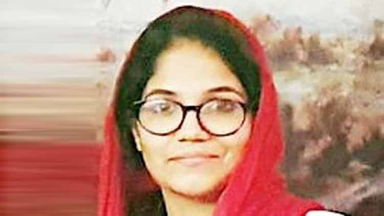 ഒ​റ്റ​ക്കൊ​രു കാ​ര​ക്ക​ച്ചീ​ന്തു​മാ​യി...