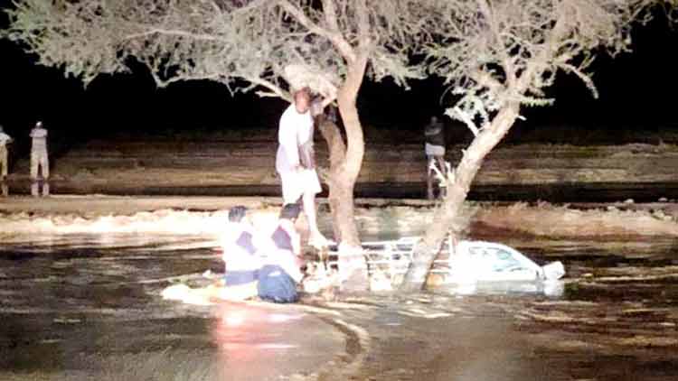 മ​ഴ​വെ​ള്ള​പ്പാ​ച്ചി​ലി​ൽ ഒ​ഴു​കി​പ്പോ​യ മൂ​ന്നു വാ​ഹ​ന​യാ​ത്ര​ക്കാ​രെ ര​ക്ഷ​പ്പെ​ടു​ത്തി