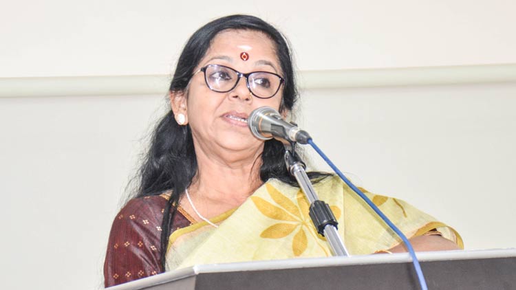 ലൈം​ഗി​ക പീ​ഡാ​നു​ഭ​വ​ങ്ങ​ൾ വെ​ളി​പ്പെ​ടു​ത്തു​ന്ന​വ​രെ  കു​റി​യേ​ട​ത്ത്​ താ​ത്രി​മാ​രാ​യി കാ​ണു​ന്നു –ശാ​ര​ദ​ക്കു​ട്ടി