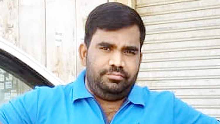 വീണുകിട്ടിയ തുക തിരിച്ചേൽപിച്ച് മലയാളിയുടെ സത്യസന്ധത വീണുകിട്ടിയ തുക തിരിച്ചേൽപിച്ച് മലയാളിയുടെ സത്യസന്ധത