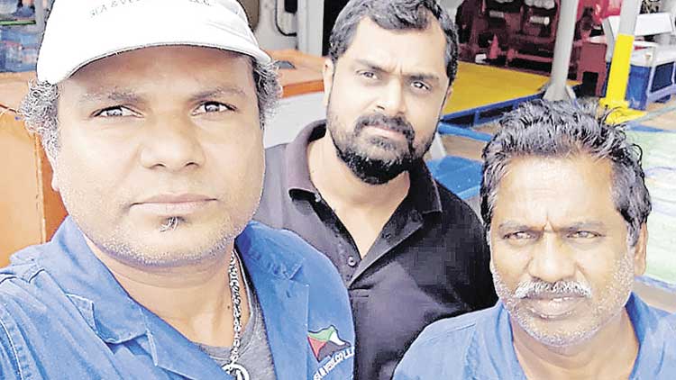 കപ്പലിൽ കുടുങ്ങിയ മലയാളികളെ  രക്ഷിക്കാൻ ശ്രമം തുടങ്ങി