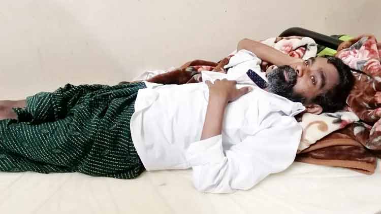 അവശനിലയിലായ തമിഴ്നാട്ടുകാരൻ നാടണയാൻ സഹായം തേടുന്നു അവശനിലയിലായ തമിഴ്നാട്ടുകാരൻ നാടണയാൻ സഹായം തേടുന്നു