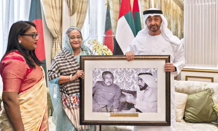 ശൈ​ഖ്​ ഹ​സീ​ന​യു​മാ​യി ശൈ​ഖ്​  മു​ഹ​മ്മ​ദ്​ ബി​ൻ സാ​യി​ദ്​ ച​ർ​ച്ച ന​ട​ത്തി