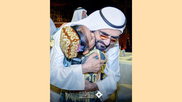 കു​ഞ്ഞു മ​ഹി​ന​യെ  ഹൃ​ദ​യ​ത്തോ​ട്​ ചേ​ർ​ത്ത്​  പി​ടി​ച്ച്​ ശൈ​ഖ്​ മു​ഹ​മ്മ​ദ്​