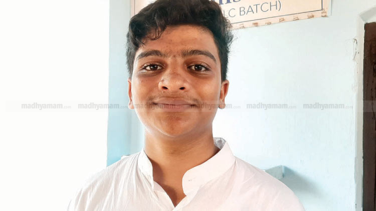 ചാനലിലെ താരം വേദിയിലും താരം