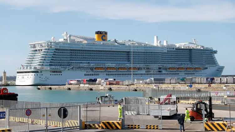 ദമ്പതികൾക്ക് കൊറോണ ലക്ഷണം; കപ്പലിൽ നിന്ന് പുറത്തിറങ്ങാനാവാതെ 7000 പേർ