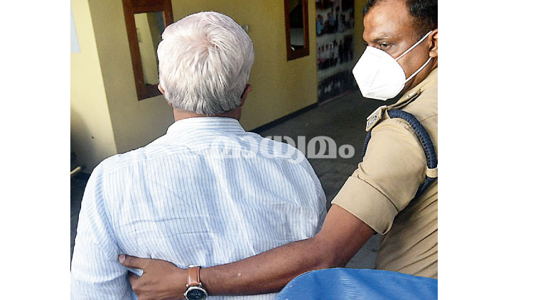 ചോദ്യങ്ങളെറിഞ്ഞ്​ ഉന്നതസംഘം; ആധിയേറ്റി നോട്ടീസ്