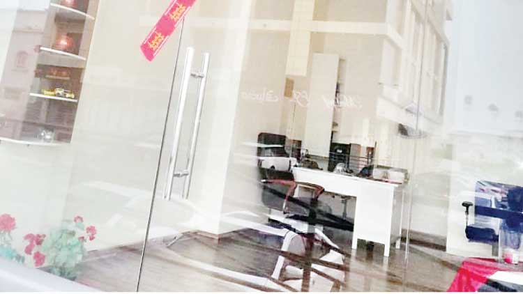 ലൈസൻസ് പുതുക്കാത്ത കടകൾ അടപ്പിച്ചു ലൈസൻസ് പുതുക്കാത്ത കടകൾ അടപ്പിച്ചു