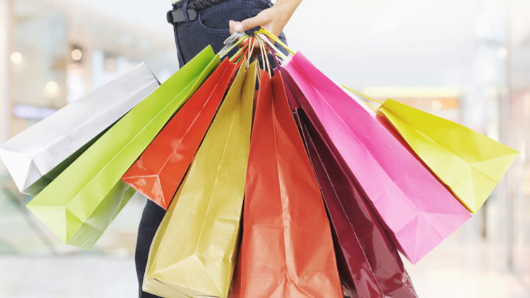 പൊരിവെയിലത്ത് കാറിനുള്ളില്‍ കുട്ടിയെ തനിച്ചാക്കി ഷോപ്പിങ്: അമ്മക്കെതിരെ കേസ്