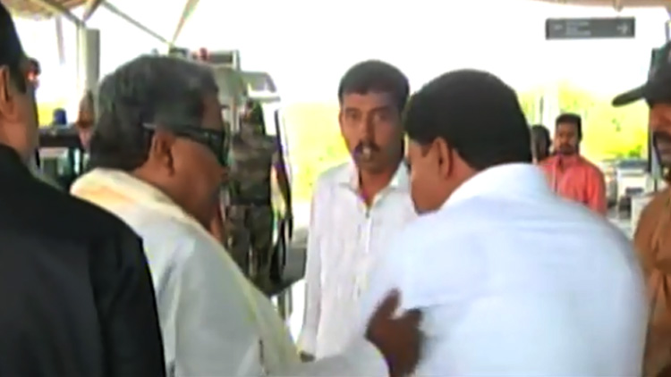 അനുയായിയെ മുഖത്തടിച്ച് തള്ളി സിദ്ധരാമയ്യ VIDEO