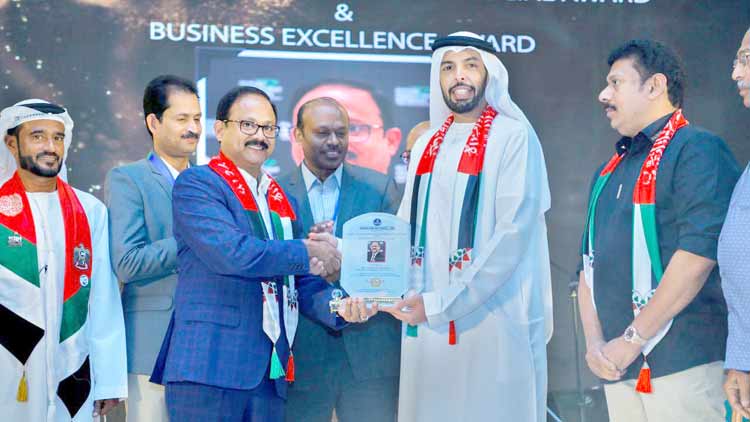 ഡോ. ​സി​ദ്ദീ​ഖ് അ​ഹ​മ്മ​ദി​ന് സോ​ഷ്യ​ൽ ആ​ൻ​ഡ്​​ ബി​സി​ന​സ്​ എ​ക്​​സ​ല​ൻ​സ് അ​വാ​ർ​ഡ്​ സ​മ്മാ​നി​ച്ചു