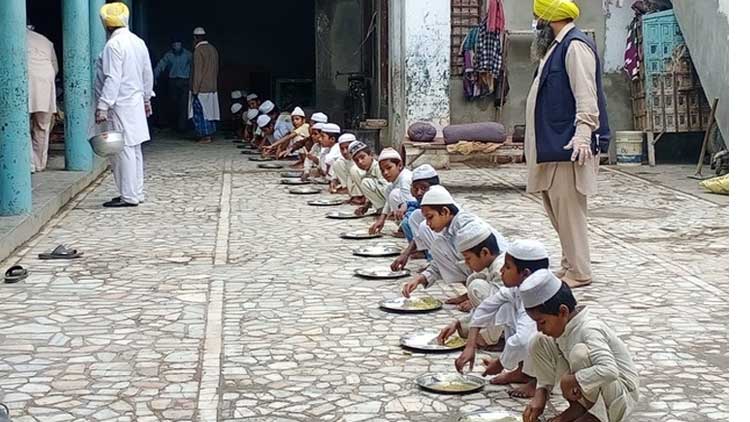വിശക്കുന്ന മദ്രസ വിദ്യാർഥികൾക്ക്​ ഭക്ഷണമൊരുക്കി സിഖ്​ ഗുരുദ്വാര