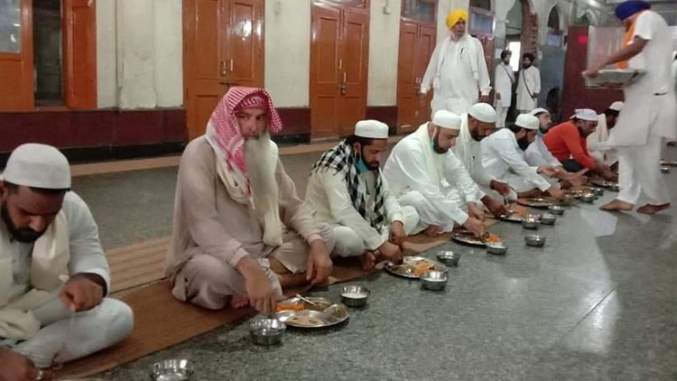 സുവർണക്ഷേത്രത്തിലേക്ക്​ ​ടൺകണക്കിന്​ ഗോതമ്പുമായി മുസ്​ലിംകൾ; സ്വീകരണമൊരുക്കി സിഖ്​ സമൂഹം