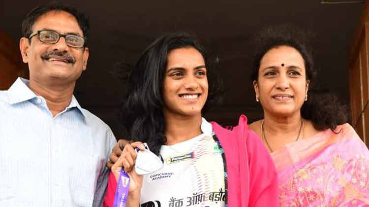 sindhu-with-family-250819.jpg
