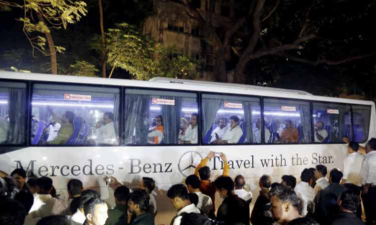 എം.എല്‍.എമാർ ഹോട്ടലിൽ; എന്‍.സി.പി എം.എല്‍.എമാര്‍ക്ക് ശിവസേനയുടെ കാവല്‍