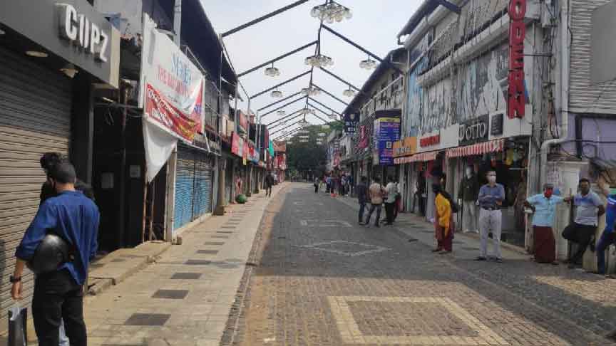 അൻപത് ദിവസത്തിന് ശേഷം കോഴിക്കോട് മിഠായിതെരുവിലെ കടകൾ തുറന്നു അൻപത് ദിവസത്തിന് ശേഷം കോഴിക്കോട് മിഠായിതെരുവിലെ കടകൾ തുറന്നു