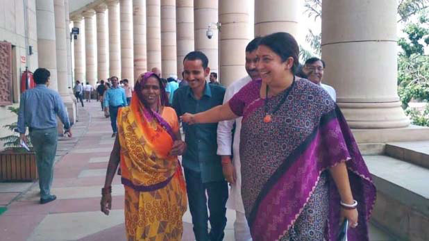 അമേത്തിയിലെ ‘പ്രധാനെ’യും കൊണ്ട്​ സ്​മൃതി പാർലമെൻറിൽ