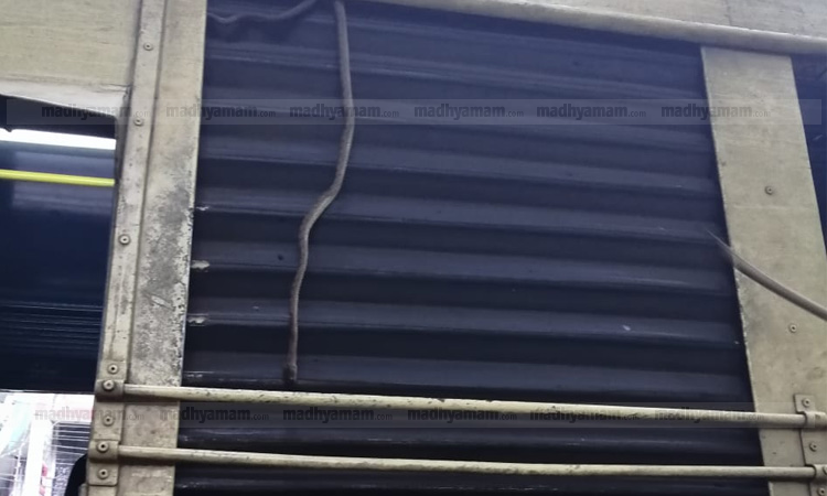 കെ.എസ്.ആർ.ടി.സി ബസിൻെറ ഷട്ടറിനുള്ളിൽ പാമ്പ്