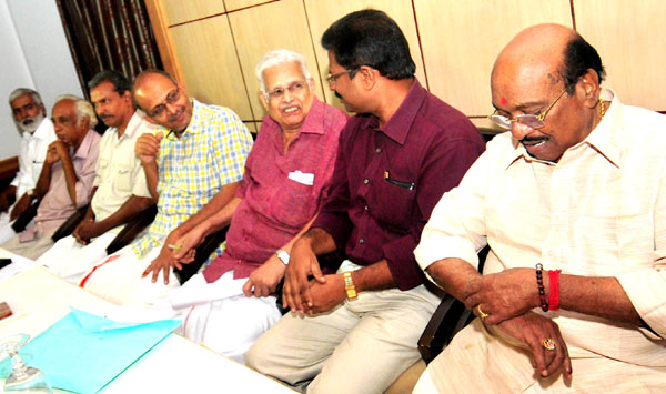 നിരീക്ഷകരുടെ തട്ടും തലോടലും