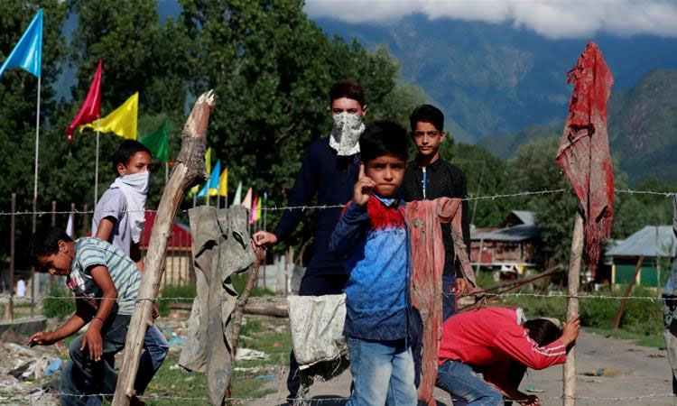 സംഘർഷമൊടുങ്ങുന്നില്ല; കശ്മീരിലെ സൗറയിൽ നിരവധി പേർക്കു പരിക്ക് സംഘർഷമൊടുങ്ങുന്നില്ല; കശ്മീരിലെ സൗറയിൽ നിരവധി പേർക്കു പരിക്ക്