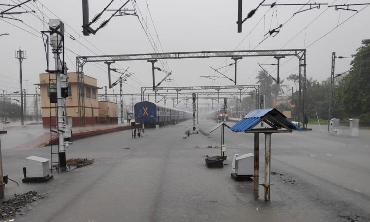 കനത്ത മഴ: 14 ട്രെ​യി​നു​ക​ൾ പൂ​ർ​ണ​മാ​യും 23 ട്രെ​യി​നു​ക​ൾ  ഭാ​ഗി​ക​മാ​യും റ​ദ്ദാ​ക്കി