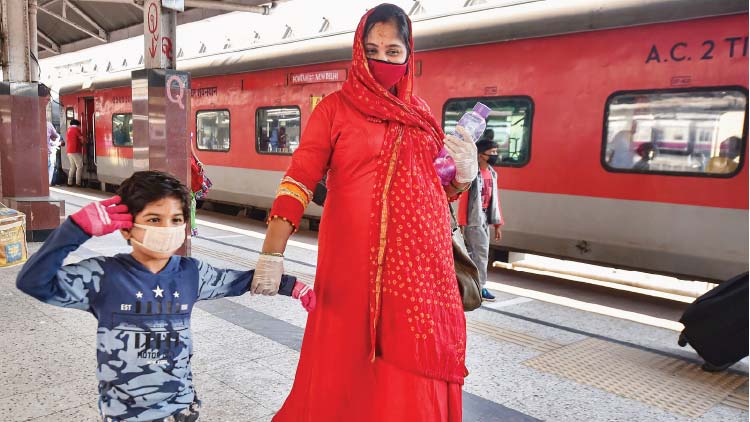 പ്രത്യേക ട്രെയിനുകൾ യാത്ര തുടങ്ങി പ്രത്യേക ട്രെയിനുകൾ യാത്ര തുടങ്ങി