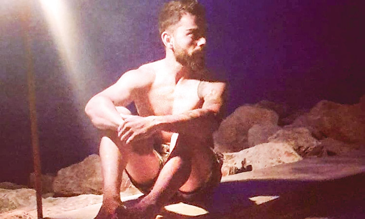 ഷ​ർ​ട്ട്​ ധ​രി​ക്കാ​തെ കോഹ്ലി; ട്രോൾ പ്രവാഹം