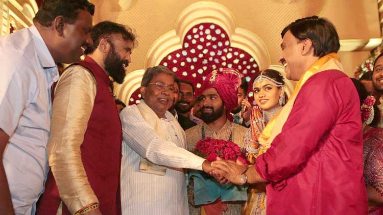 ആർഭാടമായി ശ്രീരാമുലുവിന്‍റെ മകളുടെ മാംഗല്യം; ആദായനികുതി വകുപ്പിന് പരാതി