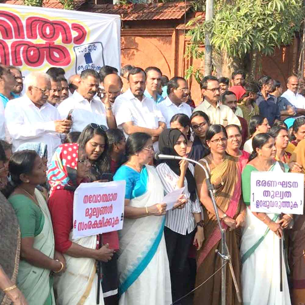 ചരിത്രം കുറിച്ച്​ വനിതാമതിൽ